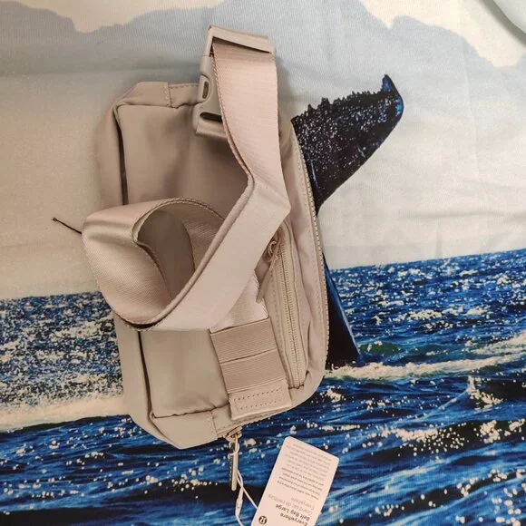 Lululemon Everywhere Belt Bag Large 2L - Picture 2 of 3